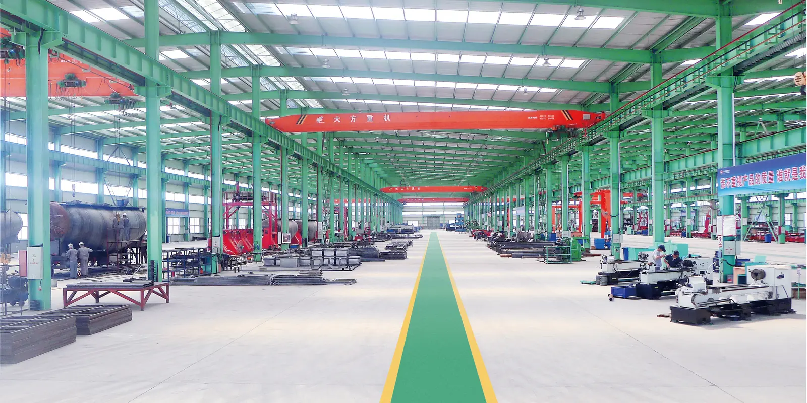 Trailer assembly hall with overhead gantry cranes