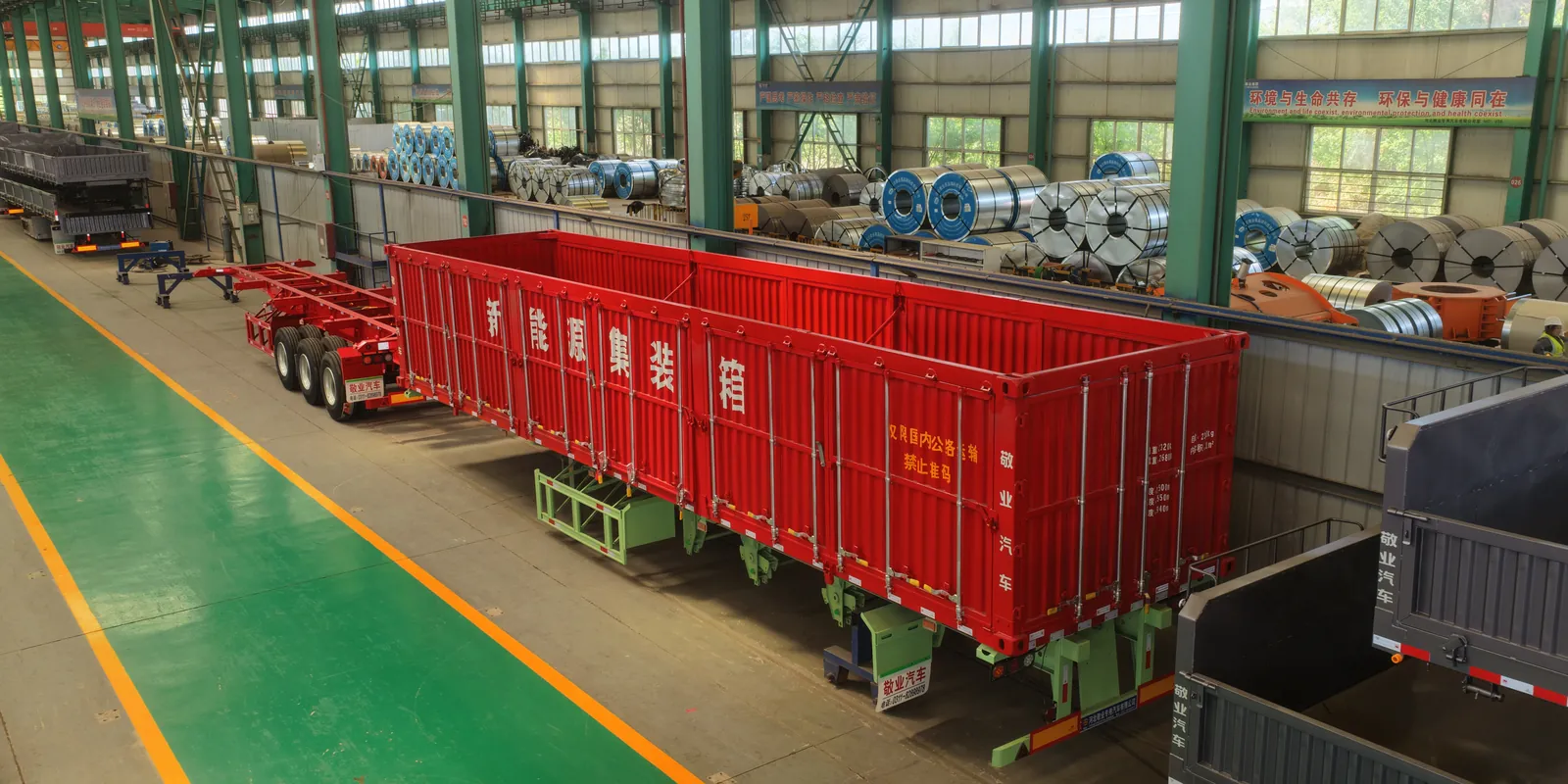 New-energy container bodies on the workshop floor