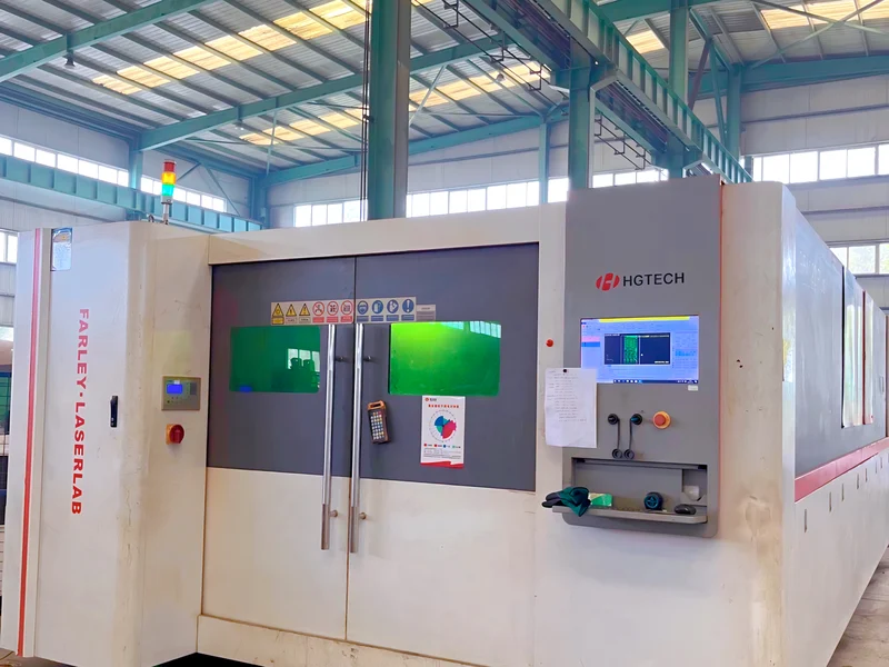 Enclosed laser cutting cell