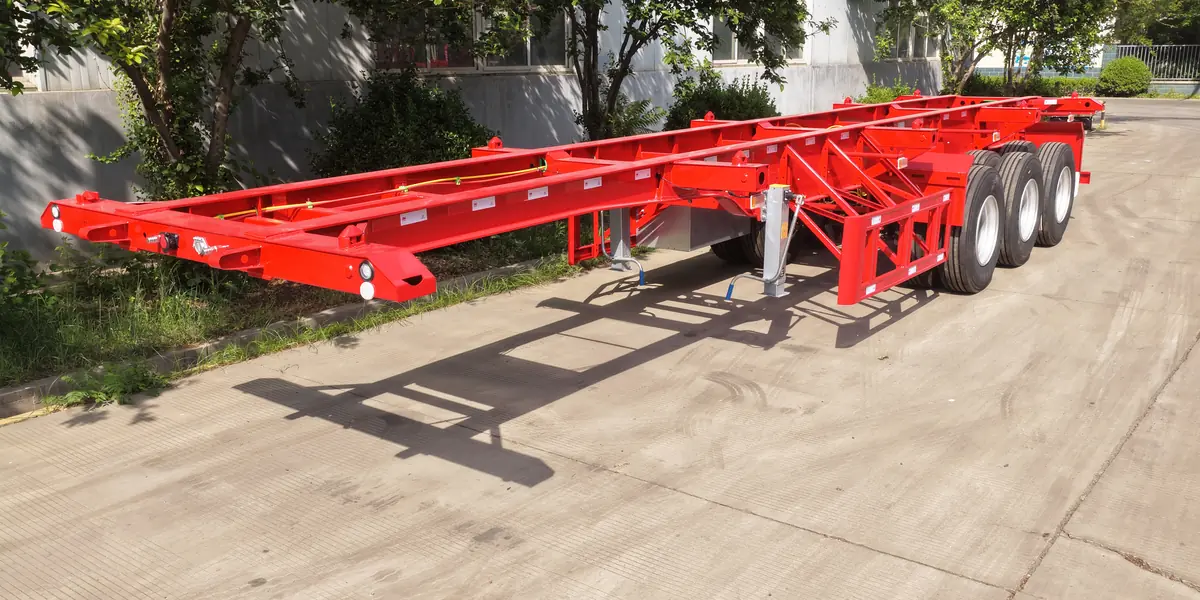 Container chassis with a stepped gooseneck main beam