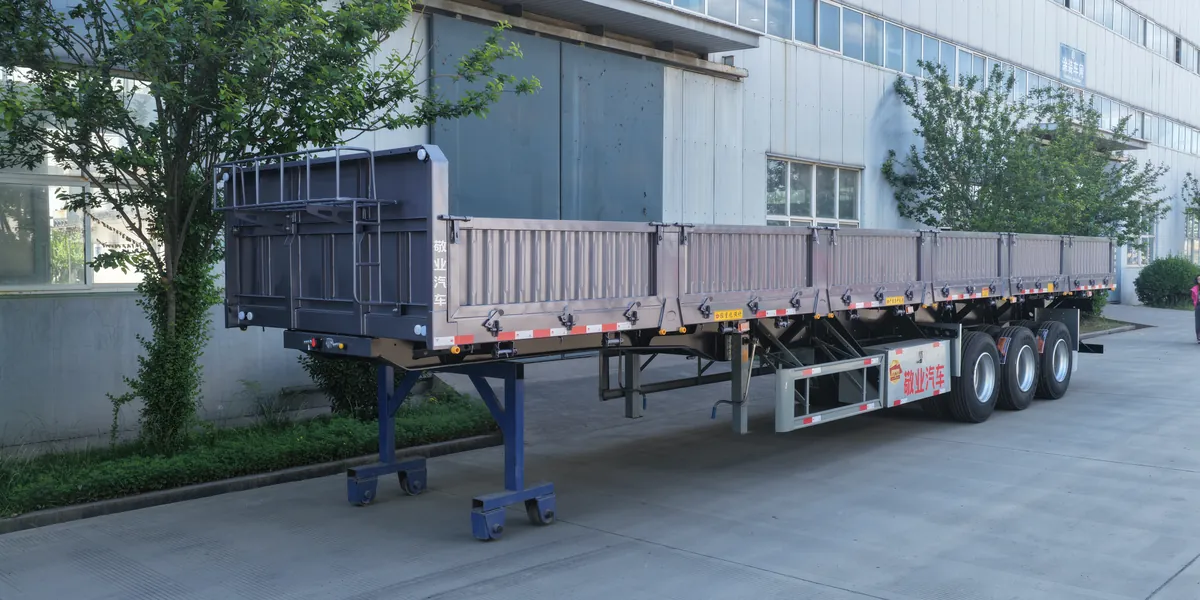 Dropside trailer seen from the rear with the tailgate closed