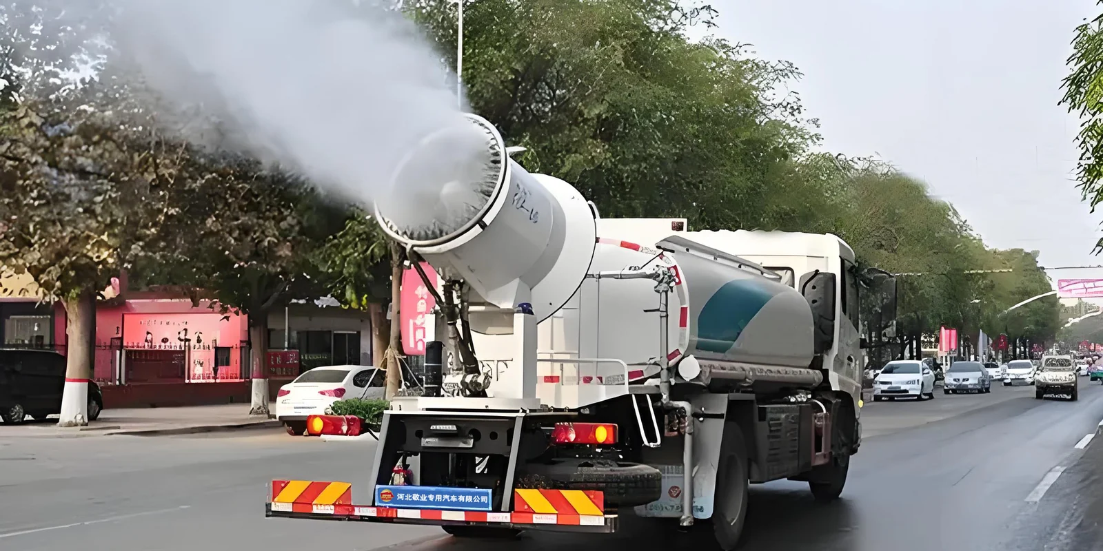Jingye dust suppression truck spraying a mist plume over a haul road