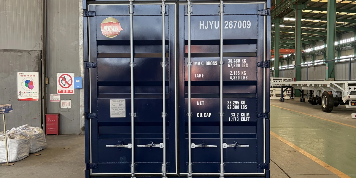 Door end of a twenty-foot dry cargo container showing the stencilled payload markings